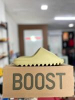Yeezy Slides Mixed Pallet – High-Demand Streetwear Footwear for Resale Success
