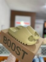 Yeezy Slides Mixed Pallet (200 Pairs) - Image 17