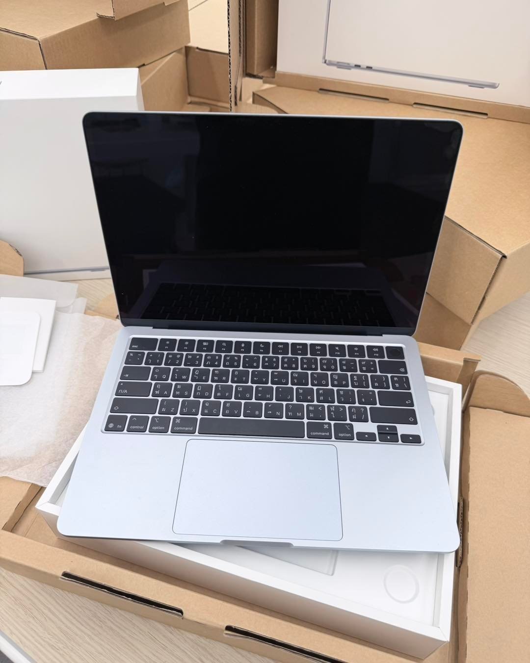 1001260687 Apple MacBook Air Pallet - Image 1